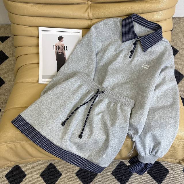 25Ss秋冬新品 Miu*拼接格纹套装 日常休闲推荐 出街必备 翻领撞色设计卫衣 格纹边裤裙 一套上身很有范 满满的吸睛感 领子袖口裙边相呼应格纹 下摆抽绳设计