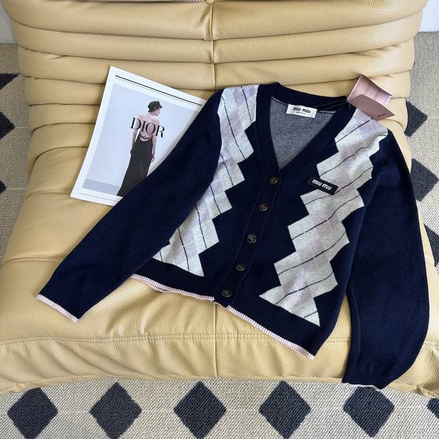 秋冬新款25Ss ～Miu*菱格V领针织长袖开衫 经典V领 菱格撞色超吸睛 精致纽扣点缀 复古又时髦 轻松打造甜酷风 气质又带减龄感 细节满满 一色三码