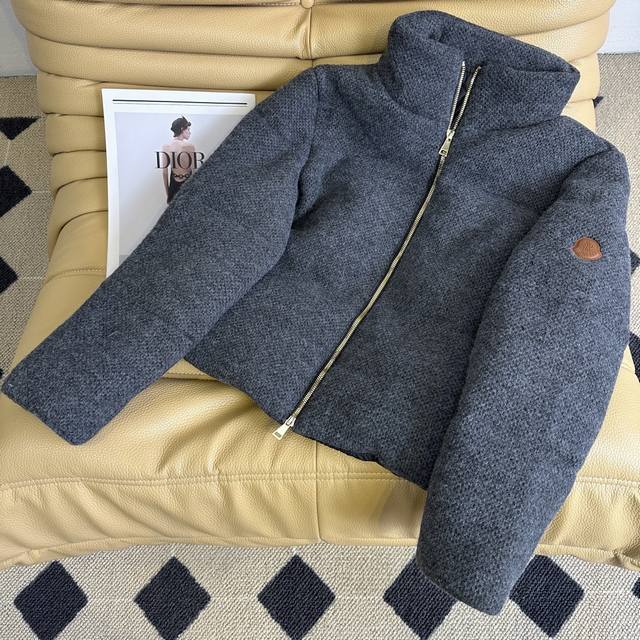 秋冬新款 25Ss ～Mo拼接面包服羽绒外套 高级感满满的灰色 袖子徽章装饰细节 立领设计是非常实穿的外套 洐缝格做法 拼接羊毛内里采用90白鸭绒填充 轻薄款不