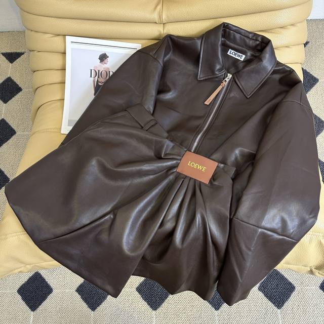 杨幂同款 25Ss ～Loe翻领褶皱设计皮衣夹克外套褶皱半裙 字母皮牌点缀 上身高级感满满 一套搭配或分开穿都好看 Pu面料 手感也细腻 属于随意搭配都很加分的