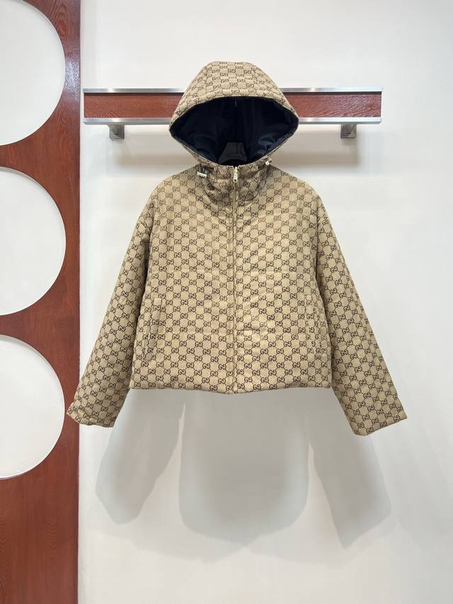 G家 25秋冬新款 Gg提花系列 双面棉服外套 连帽款双面穿搭 两面都穿出不同风格 一面是满Logo印花 打造视觉层次感 另一面是净版刺绣Logo点缀 穿出利落