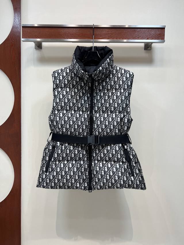 D家 25秋冬新款 老花立领收腰羽绒服马甲 外套呈方正版型 无袖面包羽绒服 面包服系列 已经成为秋冬时尚单品 经典的D字老花耐看时髦永不过 机能扣收腰 融合现代