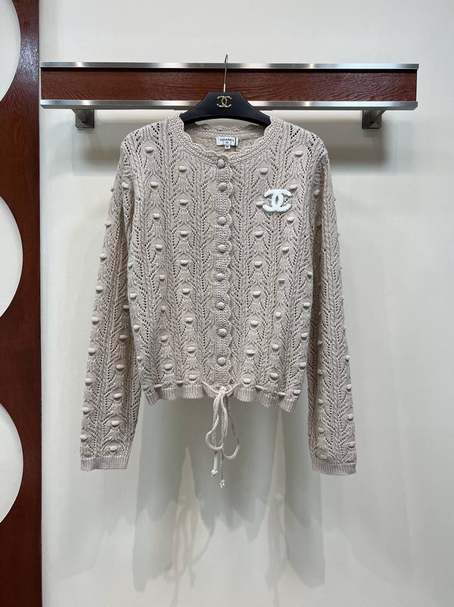 小香家 25早秋新款 提花针织开衫 上身减龄清爽 重工提花针织工艺自带奢华感 宽松的版型 下摆抽绳设计 上身百搭不挑人 一色三码 Size S-M-L