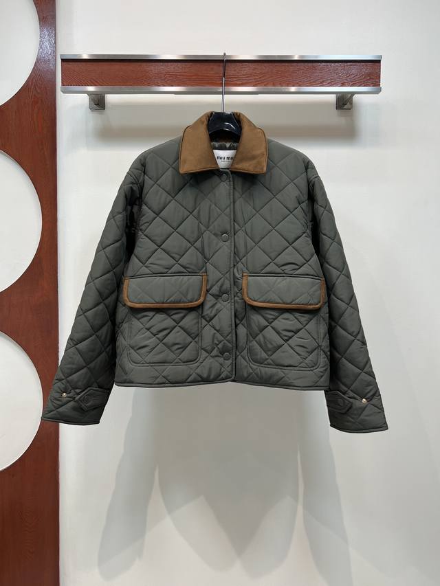 Miu家 25早秋新款 军绿色棉服 精致工艺 搭配度也很高 实穿主义真的很难拒绝 下摆两侧按扣开叉小设计 酷帅无敌巨保暖一件可以过冬的外套 很有设计感 上身满满