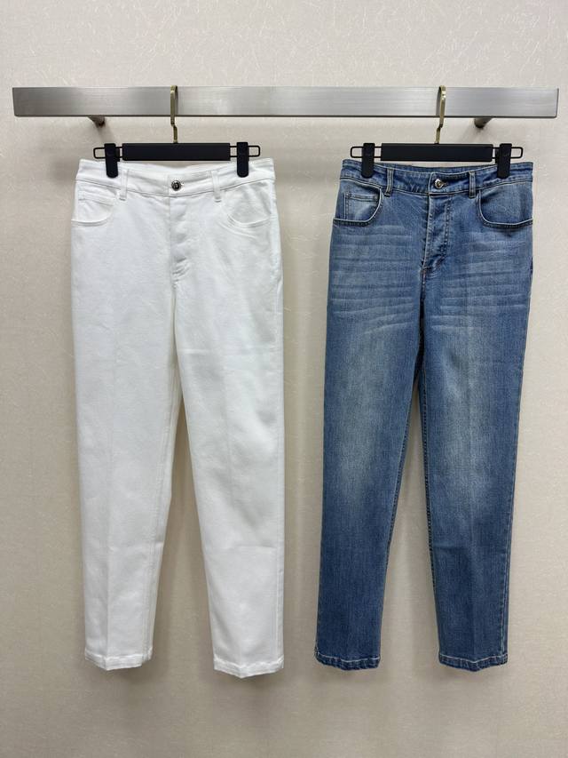 25Ss Bc秋冬新款 小脚牛仔裤 简约高级 工艺感十足显瘦显高 面料采用定制酵素洗水牛仔棉 复古高级感 后背标牌设计 必不可少的百搭气质单品 两色三码 Sml