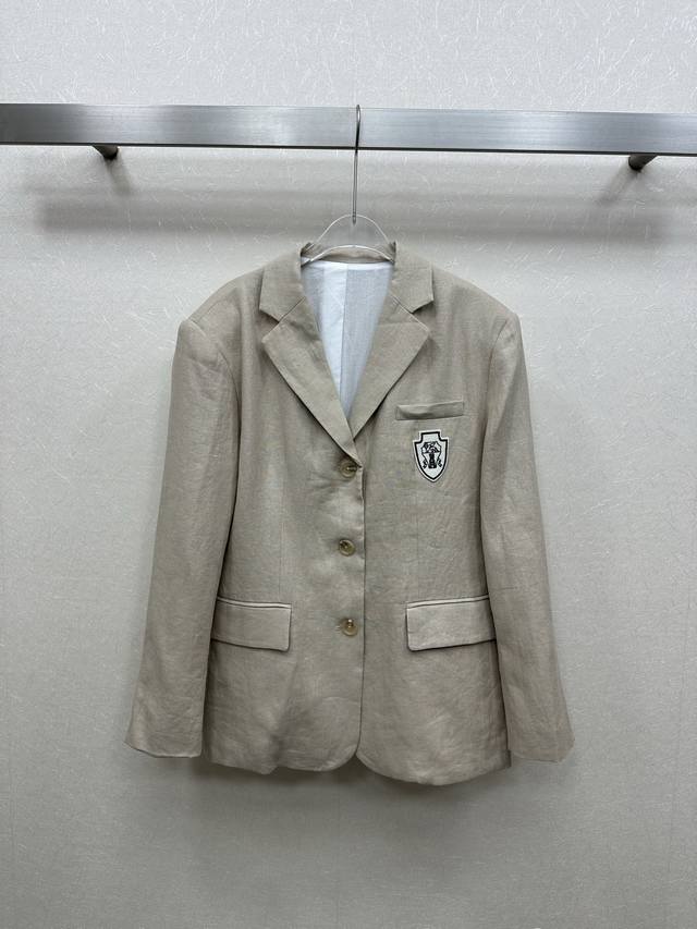 25Ss Bc新品外套 极简主义立体剪裁 单排扣设计 胸前口袋标志 字母纽扣 缀饰低调奢华演绎帅气优雅高级感！工艺细节全面到位。做工品质自己看。Sml。