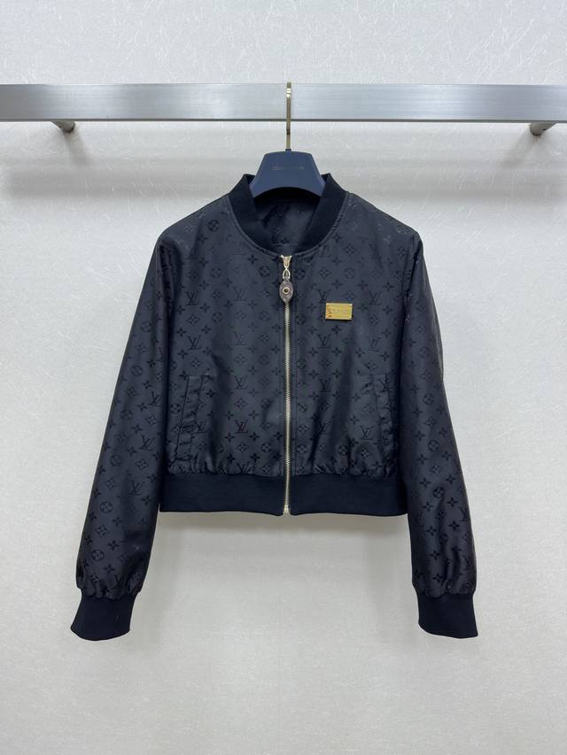 25Ss Lv 秋冬新款 短款外套 老花短外套 胸前标牌设计 拉链口袋细节 短款版型帅气百搭 显高又利落一色Sml.