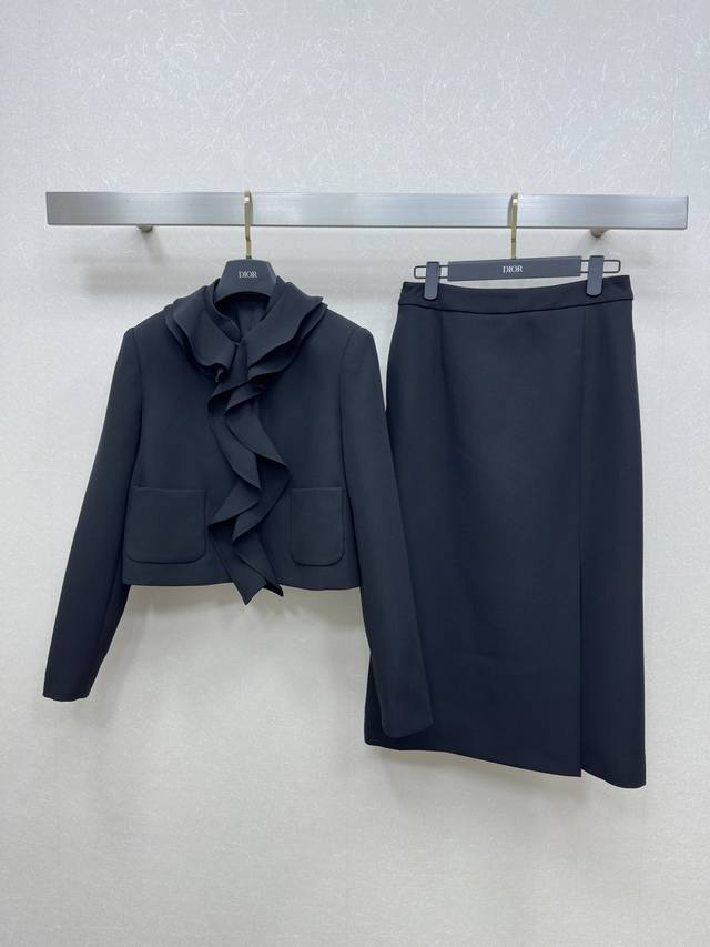 25Ss Dio *秋冬新款外套 半裙 荷叶边领口设计 气质优雅 经典版型不挑人 定制水晶扣Cd 搭配同款半裙 百搭又时髦 显白又显气质 彰显奢华格调 上身时髦