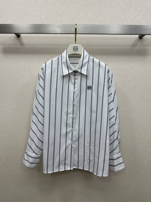 25Ss Loew *条纹衬衫 胸前刺绣Logo 低调奢华，定制字母纽扣 蝙蝠侠设计 清纯美少女减龄单品！版型百搭不挑人！做工品质看细节。Sml.