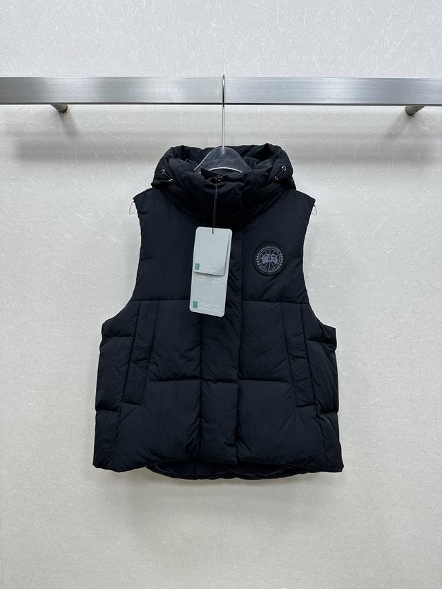 Canad* Goos*25Ss 秋冬新品 地图徽章装饰连帽短款羽绒服马甲 保暖性强 定制五金配件所有细节处理全面到位 简约流线型面包廓形 上身显瘦效果超赞 女