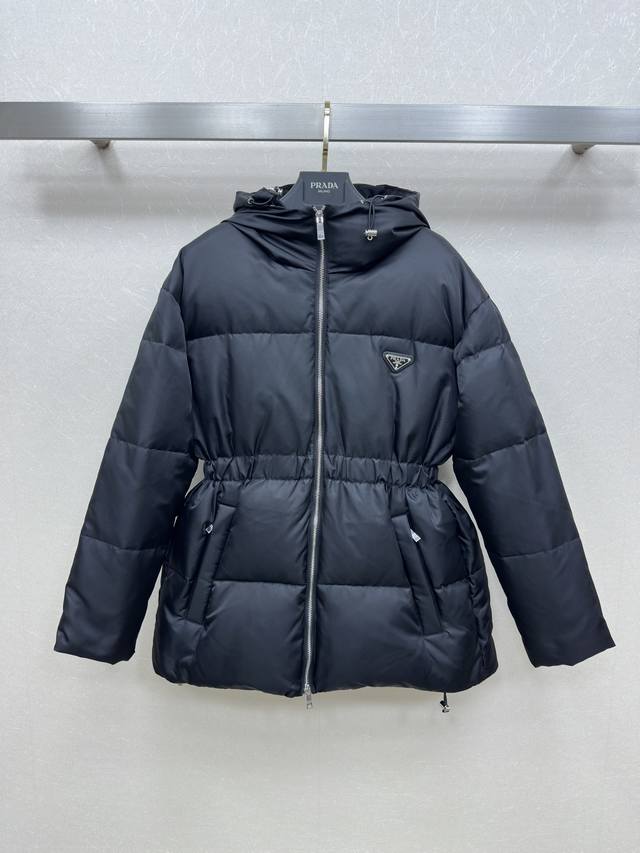 Prad *25Ss 秋冬最新款官网最新款 连帽收腰中长款羽绒服 收腰面包服提高腰线巨显瘦 金属三角标牌 设计时髦又帅气 超级大爱自留款 国标90白鹅绒填充 原