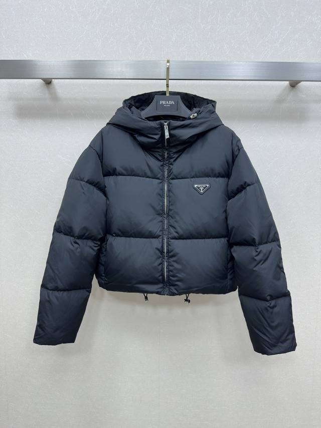 25Ss Prad *秋冬最新款 连帽设计 金属三角标短款羽绒服 五金扣Logo 开模定制 时尚达人必备单品 搭配超级时髦哦 双口袋设计 三色码数38.40.4