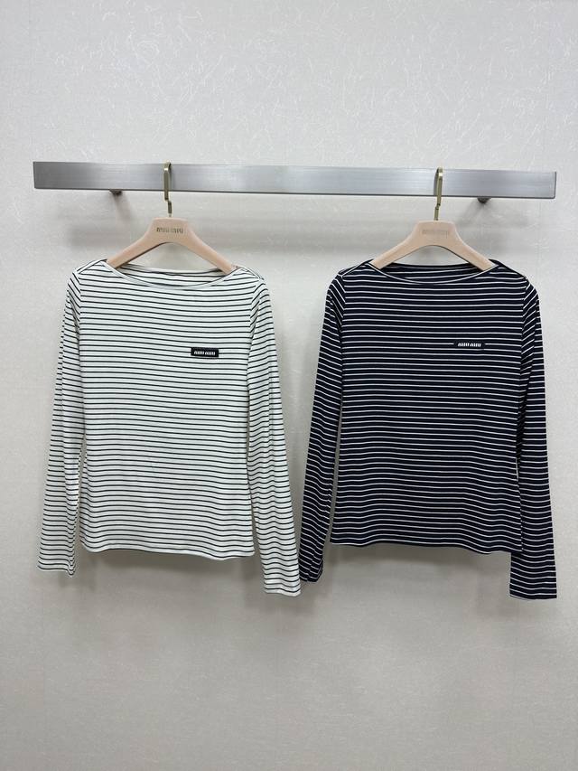 25Ss Miu新款 一字肩条纹上衣 胸前字母标牌设计 打底外穿都可 必备单品 两色Sml.