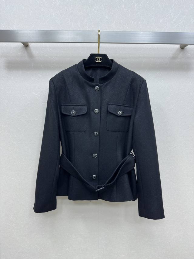 25Ss Chane* 新款 小香单排扣立领外套 定制五金纽扣 高级定制羊毛面料 腰部搭配腰带 双口袋设计 版型很正 极致简约下的精致 上身就是优雅大小姐气质