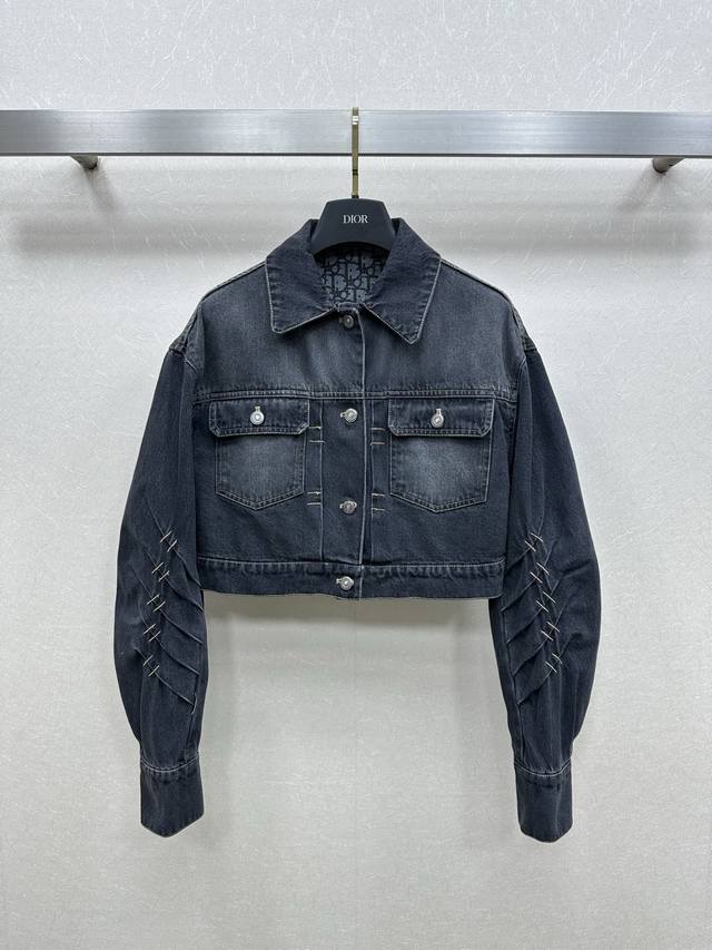 25Ss Dio*新款 牛仔短款外套 内里老花Logo 假两件设计五金纽扣 整件立体剪裁 定制五金字母纽扣 全方位精致做工 上身超级遮肉显瘦 巨好搭配的一系列单