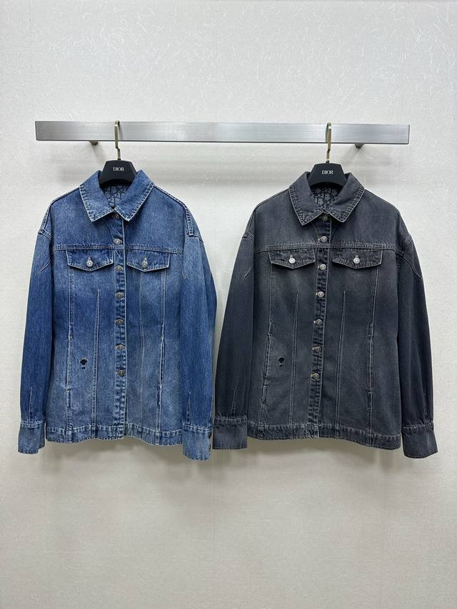 25Ss Dio*新款 牛仔外套 内里老花Logo 小蜜蜂刺绣Logo 整件立体剪裁 定制五金字母纽扣 全方位精致做工 上身超级遮肉显瘦 巨好搭配的一系列单品