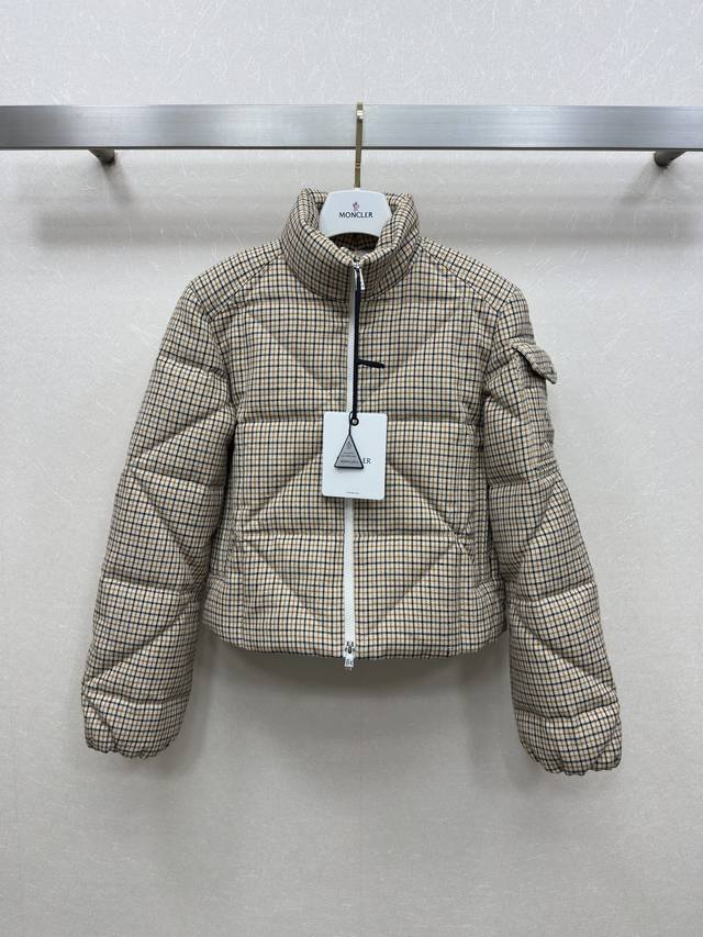 25Ss Moncle*R 秋冬新款 立领格子夹克羽绒外套 秋冬必备单品 百搭不挑人 设计减龄又时髦 原版定制国标90白鹅绒填充 进口面料质感透气轻便 进口机缝