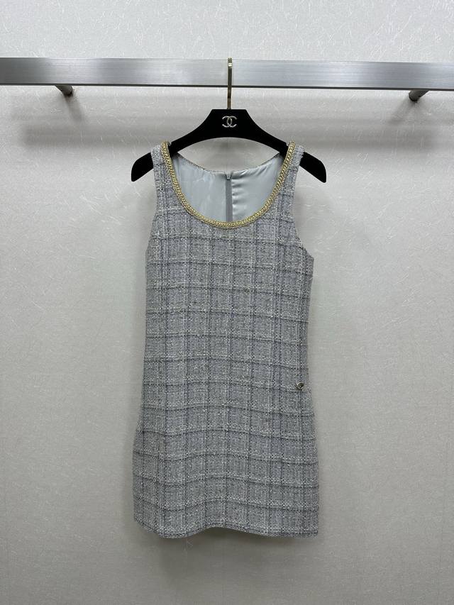 25Ss Chane *秋冬系列新款 连衣裙 高级定制粗花呢编制面料 U领设计 内里茶花印花 独特的金属双C扣子 细节设计感精细 上身精致感满满 可搭配同款外套