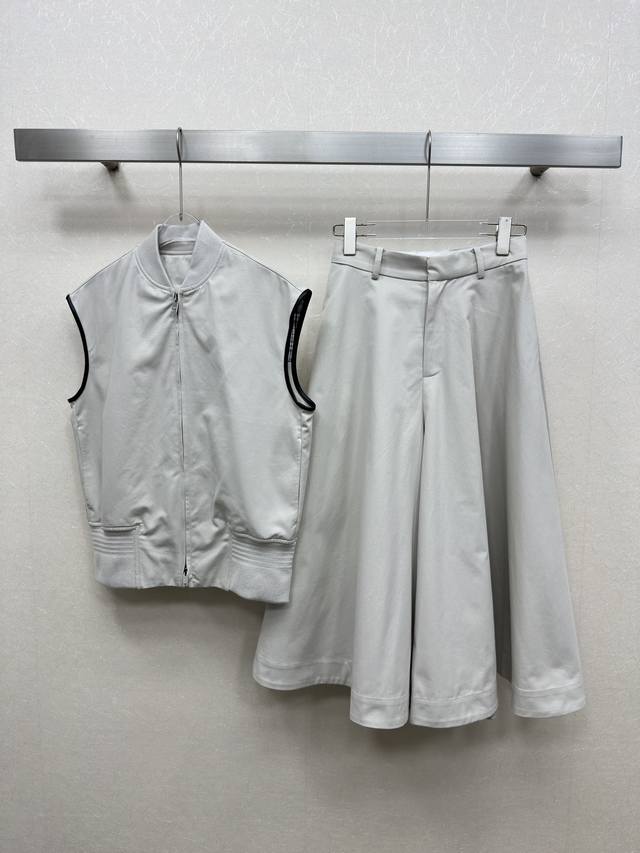 马甲 半裙 25Ss Bv 新品马甲套装！3D立体剪裁完美修饰版型。翻领拉链马甲外套半裙 定制拉链字母Logo 一套上身干练优雅又高级！面料质感超赞温柔有力量！