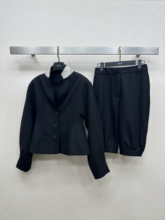 25Ss Dio *秋冬新款外套 六分裤 落肩设计经典版型不挑人 领口拼接设计 百搭又时髦 显白又显气质 定制字母纽扣 可一套搭配 彰显奢华格调 上身时髦又高级