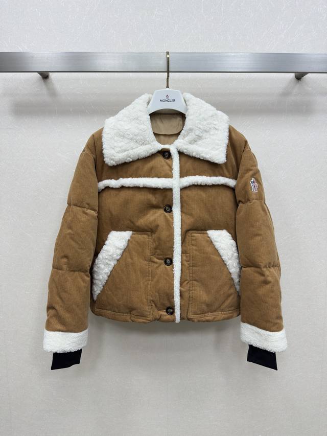 25Ss Mo *秋冬新品 灯芯绒90白鸭绒 翻领设计 原版定制 袖口Logo标志 时髦又高级！经典版型上身巨显瘦！原版定制全套五金配件，面料质感舒适！袖口做防