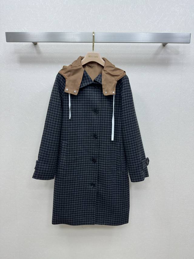 Miumi *25Ss新款 连帽夹克格子长款外套 内里撞色设计 搭随意切换风格 胸前标志性Logo 袖口设计撞色防风袖 撞色连帽设计 简单又时髦 连帽休闲宽松版