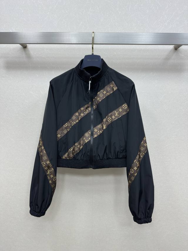 25Ss Lv 秋冬新款 短款外套 机能风拉满的黑色撞色老花短外套 老花拼接设计暗藏小心机 拉链口袋细节 短款版型帅气百搭 显高又利落一色Sml.