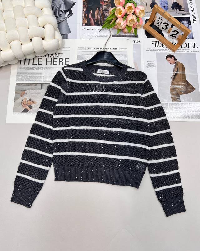 Brunelo Cucinelli 2025Ss新款圆领珠片镂空针织上衣，定制Yb羊毛针织材质 质感舒适 品相十足 领口螺纹撞色收边 镂空设计条纹撞色 成衣手工