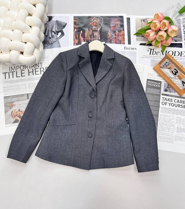Dior新品上架翻领西服外套。定制Yb进口材质 质感光泽 贴肤舒适垂顺翻领修身西服 高级纯色 搭配原版定做的襟扣，成衣精致优雅 气质洋气，日常出街通勤都去很不错