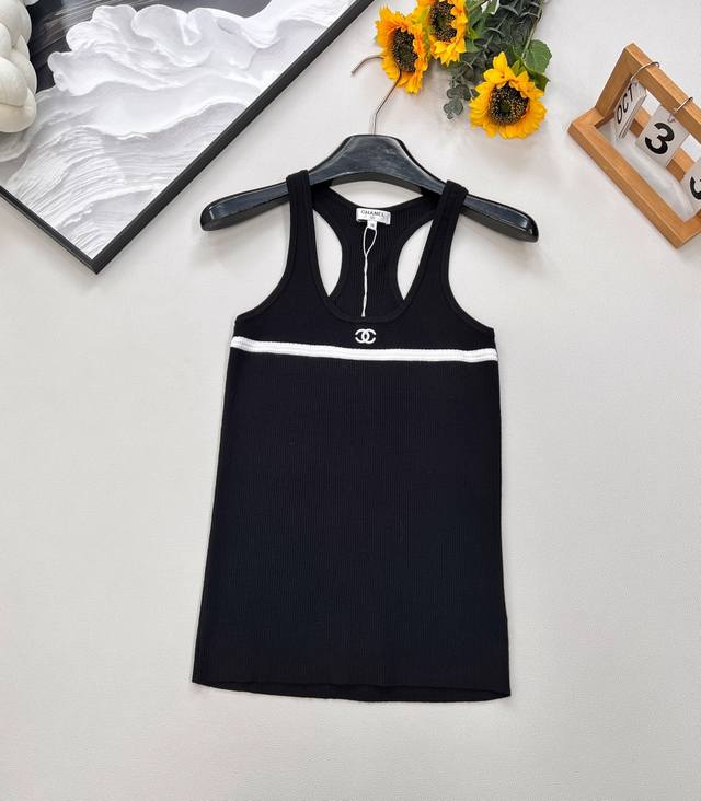 Chanel2025新款对C Logo刺绣百搭基础针织背心，定制Yb羊绒纱线织造 质感舒适 透气弹力 圆领背心剪裁 工字肩带形成圆领 与胸前双C徽标呼应 凸显穿