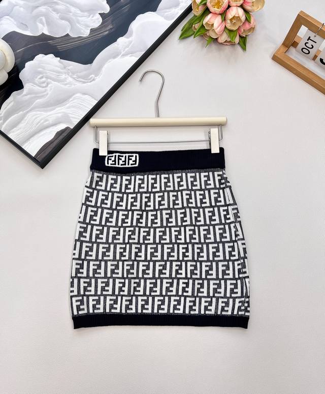 Fend*芬迪双F字母针织半裙，炒鸡爆的系列，满身的字母Logo图案标新立异 ，高级感的咖色显肤白高贵典雅大气上档次，经典的立体剪裁设尽显女性魅力，衣服手感很好
