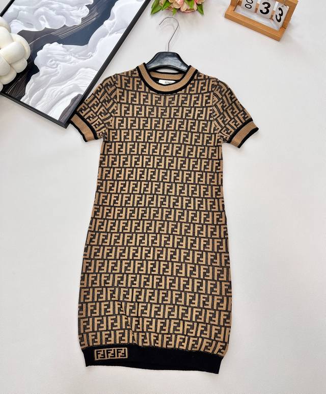 Fendi 经典系列..Ff Logo针织连衣裙 超爱的这款 超级有气质！没穿之前可能感觉有点老气一上身保证大型真香现场采用进口超细机织作 每个Logo的间距