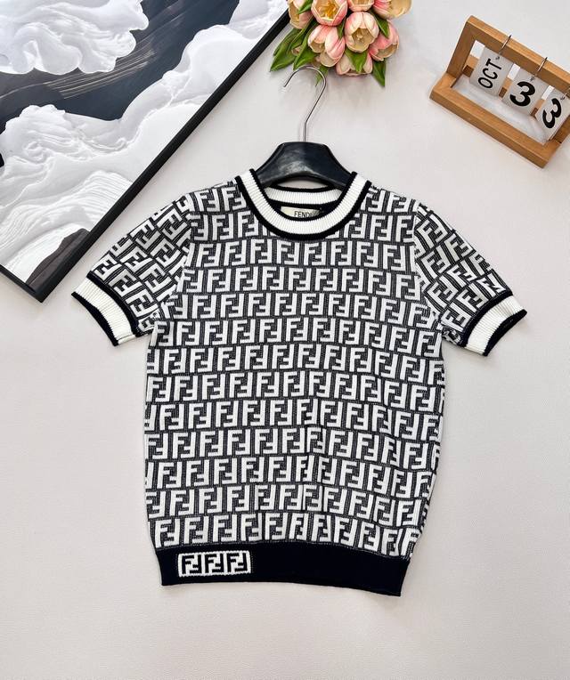Fendi 系列经典Ff Logo针织短袖！超爱的这款 超级有气质！没穿之前可能感觉有点老气一上身保证大型真香现场采用进口超细机织作 每个Logo的间距 立体感