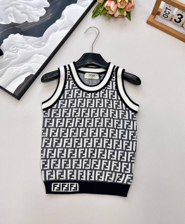 Fendi 经典系列..Ff Logo针织背心！ 超爱的这款 超级有气质！没穿之前可能感觉有点老气一上身保证大型真香现场采用进口超细机织作 每个Logo的间距
