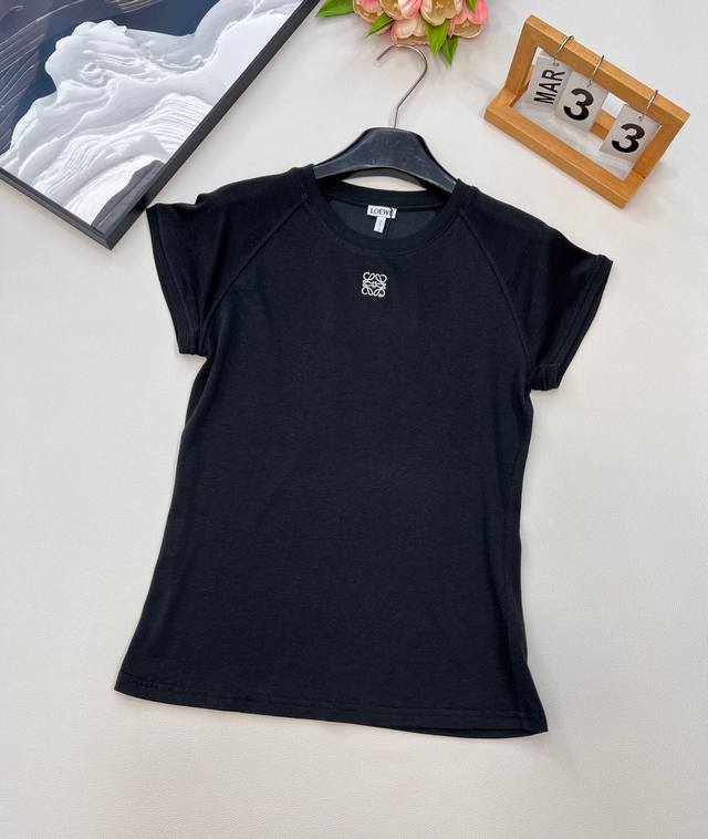 Loewe25Ss春夏新款夏日限定时髦爆款T恤丨独家Yb开发！高版出品！进口纯棉材质柜柜同步卖爆的经典款。日常搭配神器！白富美必入内搭低调奢华。定制面料质感细腻