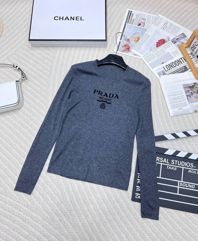 Prada 胸口经典Logo嵌花短款长袖针织衫，这款修身版型针织长袖源自经典罗纹针织系列 简洁修身版型与别致撞色字母Logo搭配 超级时髦百搭 实用主义 简洁廓