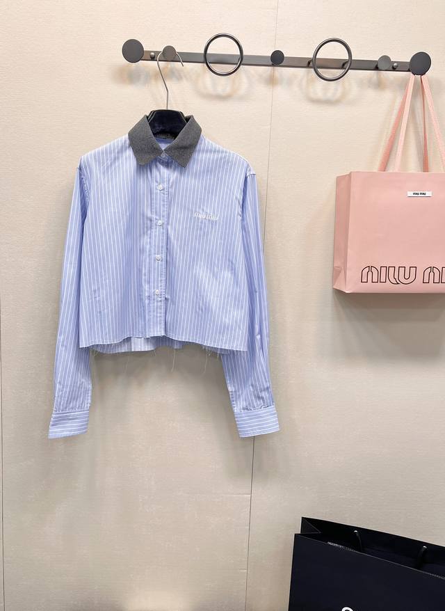 Miu Miu 25Ss毛边条纹蓝白丝滑短款衬衫 本期新品！经典条纹衬衫来咯～ 经典的翻领，增加立体感，修饰纤长天鹅颈 单排扣门襟胸，穿脱方便 衣身撞条纹设计，