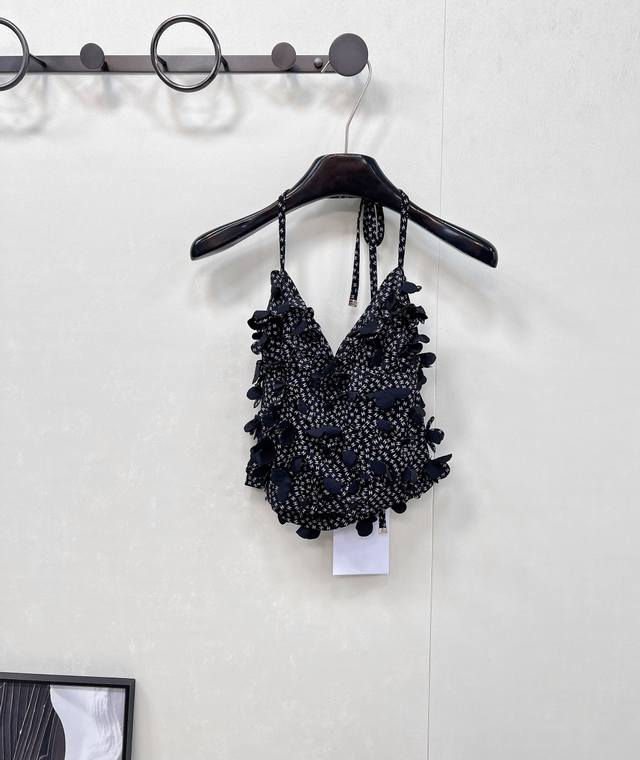 Chanel2025新款挂脖吊带背心，定制Yb进口材质 质感光泽 高级舒适 挂脖吊带背心，通体黑白两色可选 满铺点缀双C字母徽标 配合立体花瓣状造型 满满香家贵
