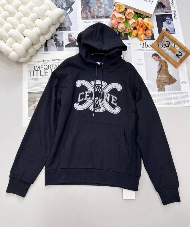 Celine2025新款连帽做旧磨白字母卫衣，定制Yb原生全棉材质 柔软亲肤 久洗不易变形起球 质感十足 连帽套头卫衣裁剪 时髦休闲 胸前饰以做旧字母徽标 品牌