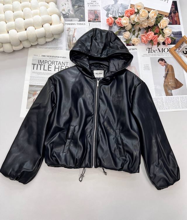 Miumiu25Ss秋冬新款连帽羽绒服皮衣 采用高品质皮革精心打造，表面呈现出细腻且富有光泽的质感，每一寸皮革都经过严苛筛选，手感柔软且富有韧性，彰显出无与伦比