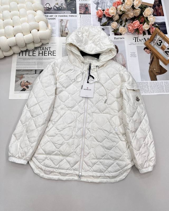Moncler2025新款菱格连帽抽绳中长款羽绒服，定制Yb进口防风防水尼龙材质 其工艺还原 升级材质 提升秋冬御寒功能 白鹅绒填充内里 整件轻盈保暖 连帽抽绳