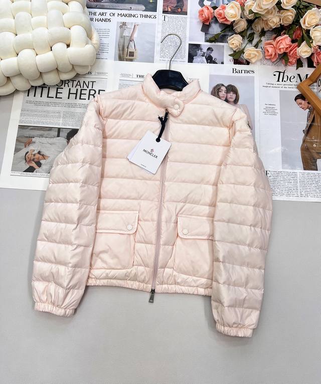 Moncler2025Ss新款立领翻领薄款羽绒服，定制Yb进口尼龙材质 其工艺还原 升级材质 具备尼龙的防水防风御寒功能 白鹅绒填充内里 整件轻盈保暖 拉链开襟