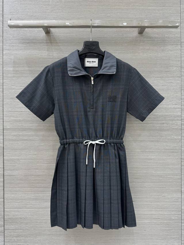 独家首发 原单品质Miu系少女穿搭！知性分子学院风细格纹短袖衬衫连衣裙！气质翻领拼接设计！定制格纹甜酷兼备减龄穿搭。抽绳收腰不挑人版型上身巨显瘦！定制色织精纺羊