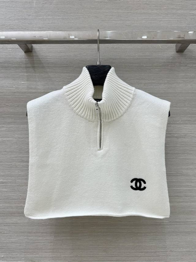 原单品质，独家首发 Coco女孩穿搭，粗针钩织设计短款廓形小立领披肩！定制羊绒纱线织造 质感高级舒适 廓形马甲剪裁 细致轮廓包边装饰 半拉链立领廓形配合Logo