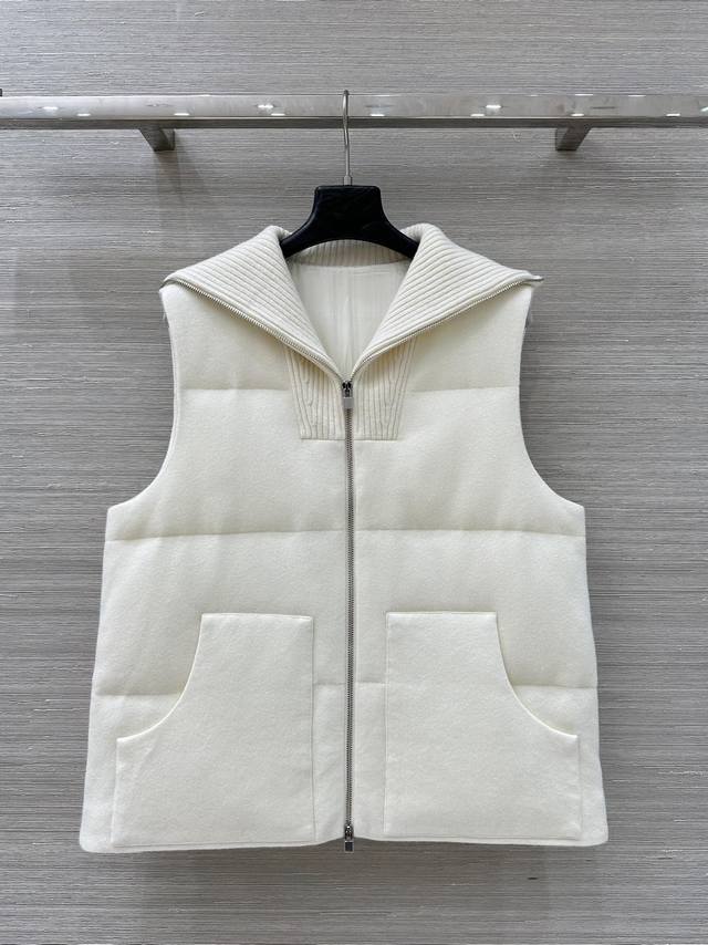 独家首发，高端原单品质，Bc老钱风穿搭，25秋冬新品。100%山羊绒外壳鹅绒翻领马甲外套！白富美必备神器！进口100%山羊绒材质手感软糯细腻贴身穿超舒适！薄薄的