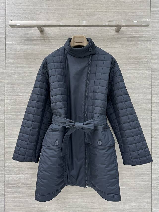 原单品质，高端原单品质，25秋冬新款，经典格纹长款棉服外套。独家Yb开发！认准我家高版本袖口Logo徽标装饰精致又时尚，内里填充棉保暖又不臃肿，侧拉链设计包边工