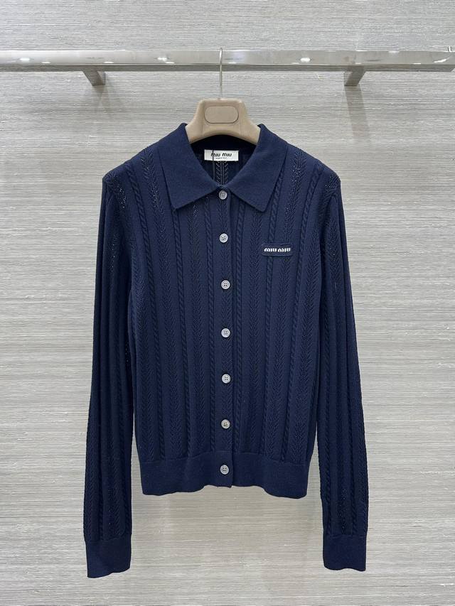 认准我家，独家首发，高端品质 Miu系25早秋新品，镂空钩花字母Logo针织Polo领长袖上衣！进口100%羊毛纱线！气质少女风Polo领开衫设计减龄甜美气息。