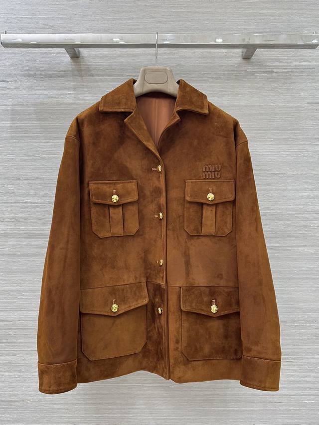 外套 独家首发 高端品质控必入！Miu系少女可露丽风25早秋新品，独家定制麂皮绒面工艺复古棕色系麂皮绒翻领工装夹克皮衣外套！甜妹减龄少女风气质工装口袋设计！经典