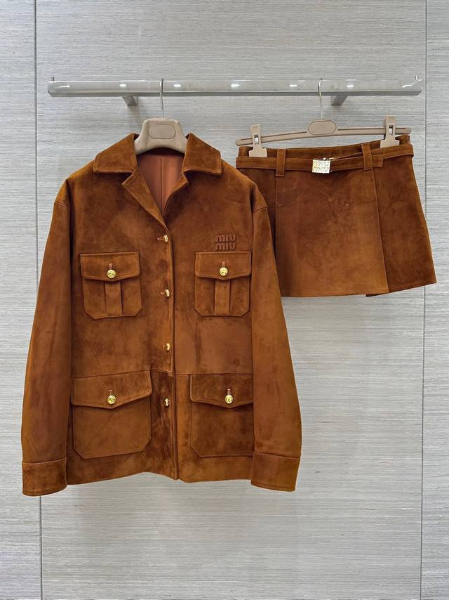 独家首发 高端品质控必入！Miu系少女可露丽风25早秋新品，独家定制麂皮绒面工艺知识分子复古棕色系麂皮绒 超短压褶半裙！！配送金属扣腰带！减龄学院风少女风气质压