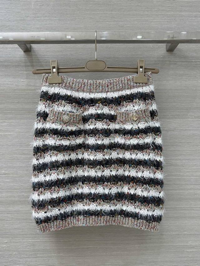 独家首发 原单品质 Coco女孩穿搭，25B新品！拼色彩纱条纹针织外套半裙套装，定制特种纱线配色超粉嫩，气质又美又仙！经典V领宽松版型百搭不挑人时髦又高级！细节